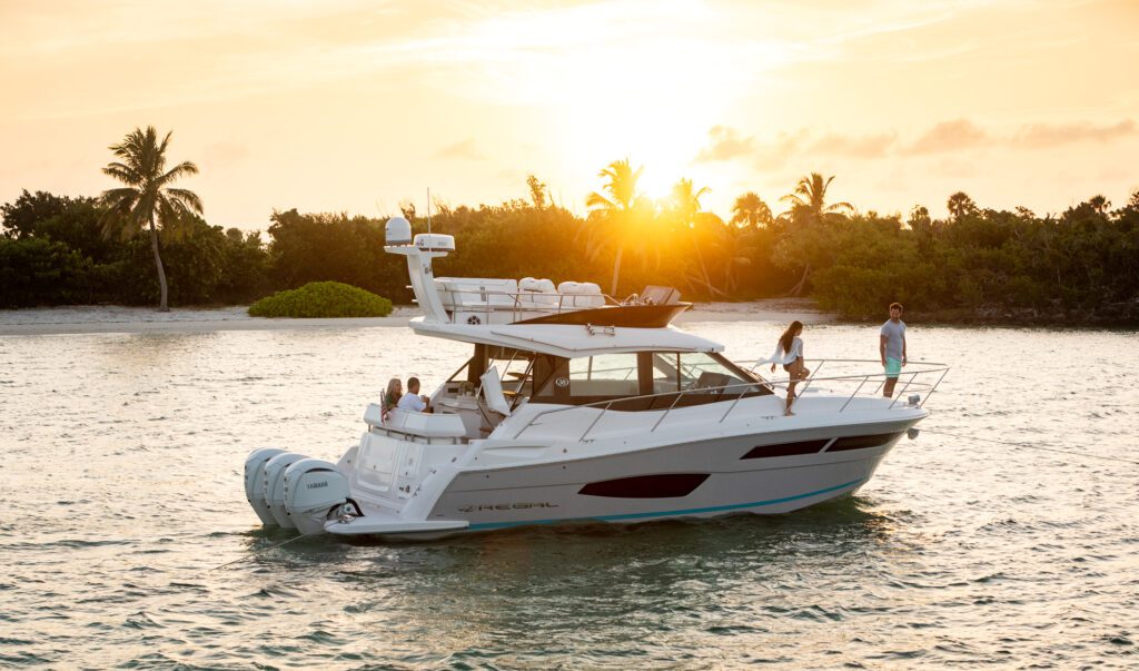 Du Thuyền REGAL 38 FXO